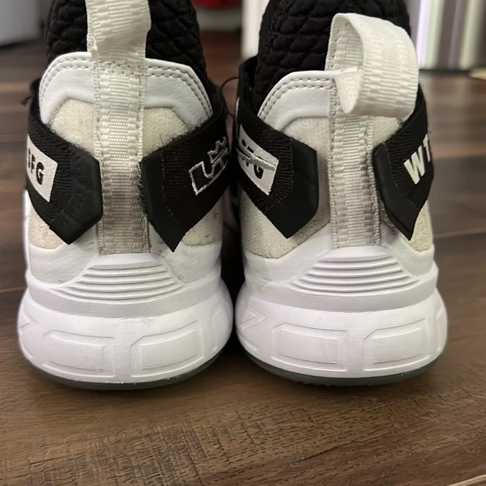 NIKE. LEBRON JAMES. BLACK & WHITE‎ WITNESS MID TOP ATHLETIC SHOES size 7Y